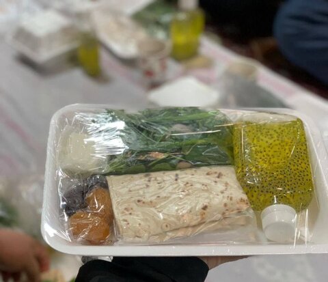 کرج | فرزندان بهزیستی مهمان سفره افطار ساده امامزاده طاهر علیه السلام