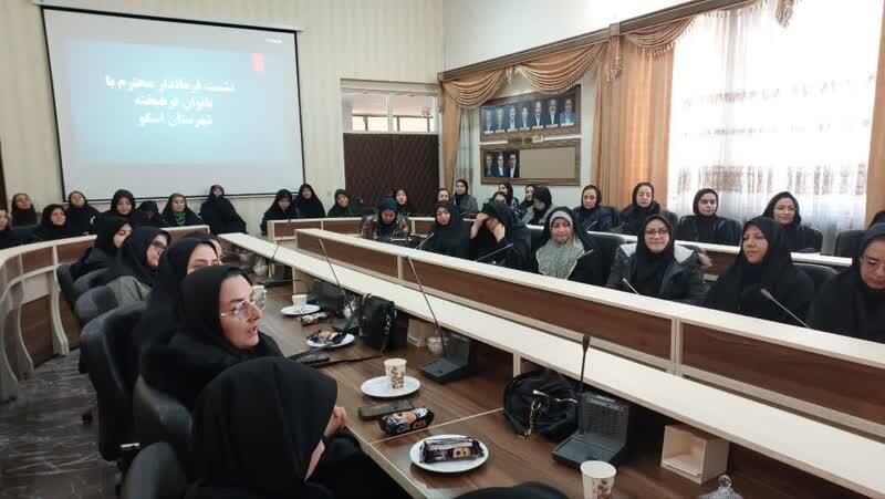 نشست فرماندار شهرستان اسکو با بانوان فرهیخته شهرستان