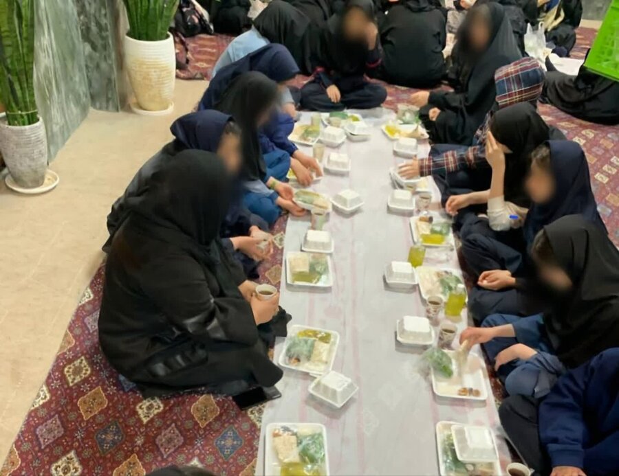 فرزندان بهزیستی مهمان سفره افطار ساده امامزاده طاهر علیه السلام
