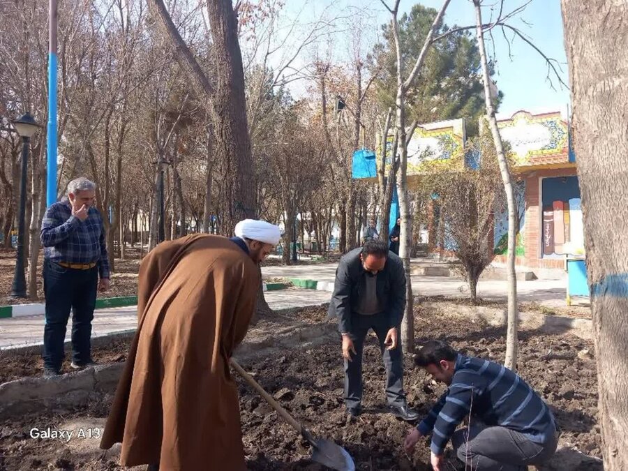 کاشت نهال به مناسبت هفته درختکاری در شهرستان اشتهارد