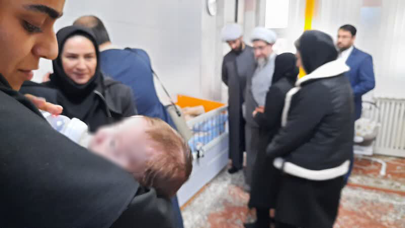 نوزادان و نوباوگان شیرخوارگاه، میزبان محبت نماینده ولی فقیه شدند