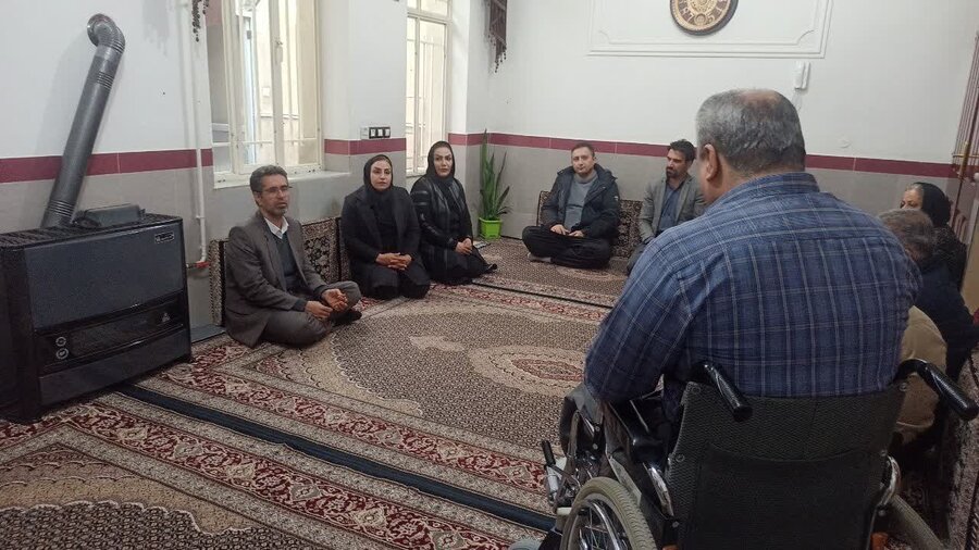 حضور فرماندار و رییس بهزیستی کامیاران در منزل توانخواهان