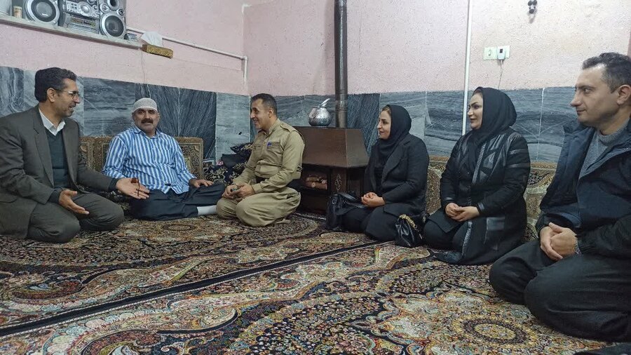 حضور فرماندار و رییس بهزیستی کامیاران در منزل توانخواهان