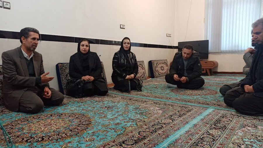 حضور فرماندار و رییس بهزیستی کامیاران در منزل توانخواهان