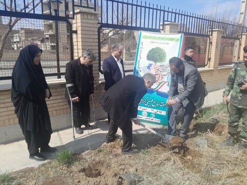 درختکاری به مناسبت هفته منابع طبیعی در اداره بهزیستی اشتهارد