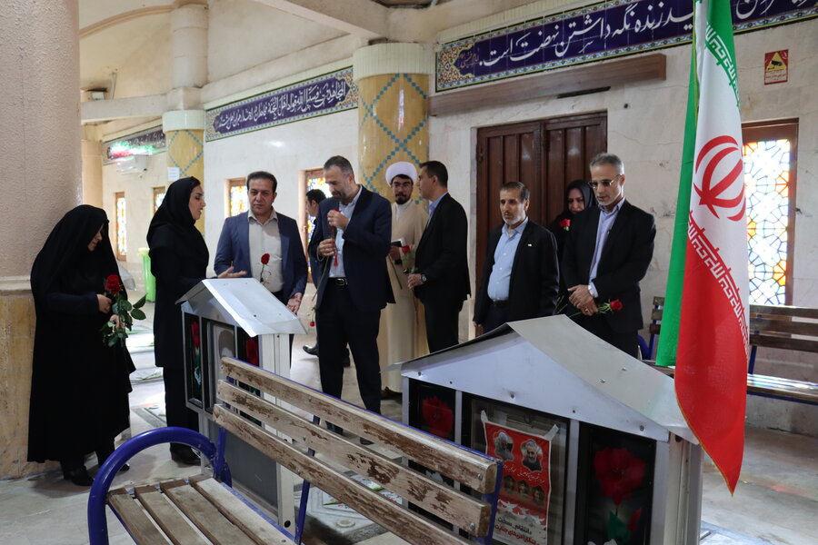 غبارروبی گلزار شهدای بوشهر به مناسبت روز شهدا با حضور مدیر کل، کارکنان و امام جماعت بهزیستی بوشهر