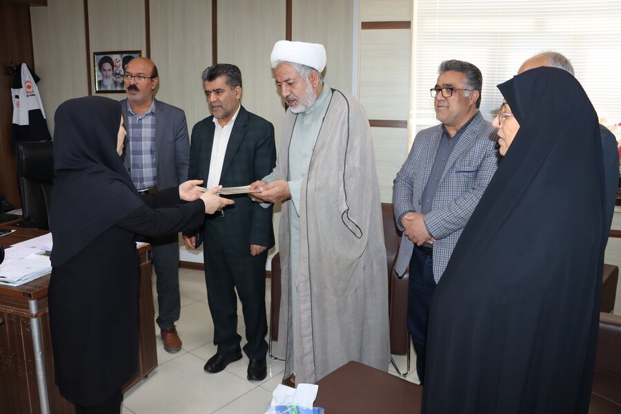 تجلیل از کارکنان شاهد