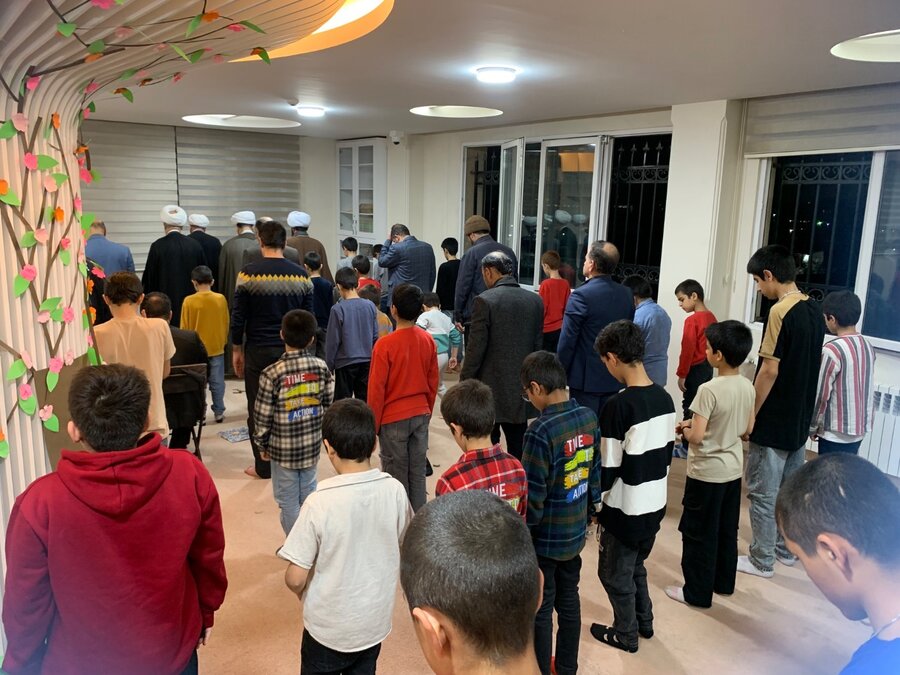 اسلامشهر | ضیافت افطاری به رنگ‌ محبت ایتام