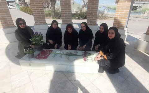 غبارروبی مزار شهدا توسط رئیس و کارکنان بهزیستی چهارباغ