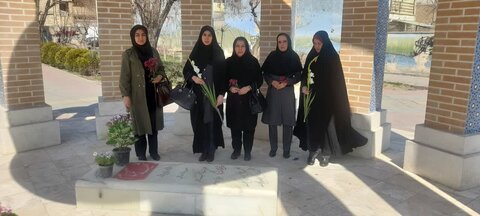 چهارباغ | غبارروبی مزار شهدا توسط رئیس و کارکنان بهزیستی چهارباغ