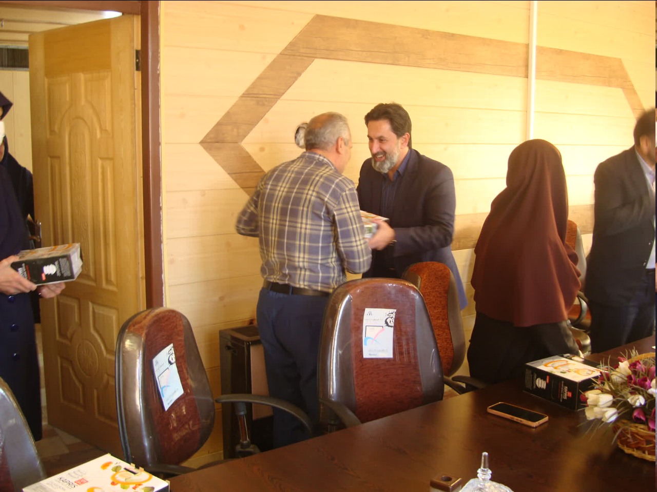 نشست با نماینده مجلس، تقدیر از کارکنان نمونه و اهدای ویلچر از برنامه های سفر یکروزه حجتالاسلامی به ملایر