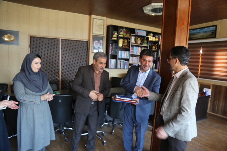 تقدیر از طراح برتر نظام پیشنهادات بهزیستی ویژه توسعه خدمات بیمهای توان پزشکی