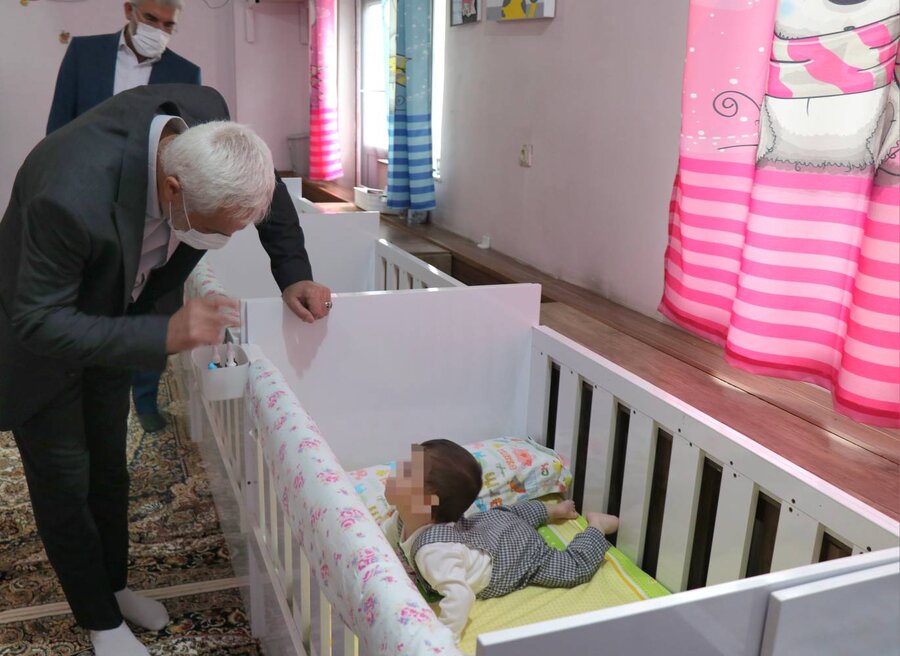 حضور مدیرکل بهزیستی و خیّرین در شیرخوارگاه ارومیه