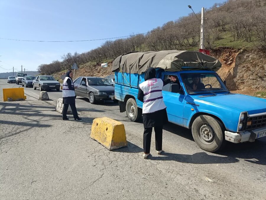 ارائه خدمات اورژانس اجتماعی ۱۲۳ بهزیستی شهرستان سردشت برای مسافران نوروزی