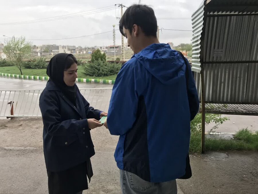 توزیع ۵۰ کتابچه آگاهی بخشی درباره اوتیسم توسط مرکز مثبت زندگی درشهرستان قوچان 