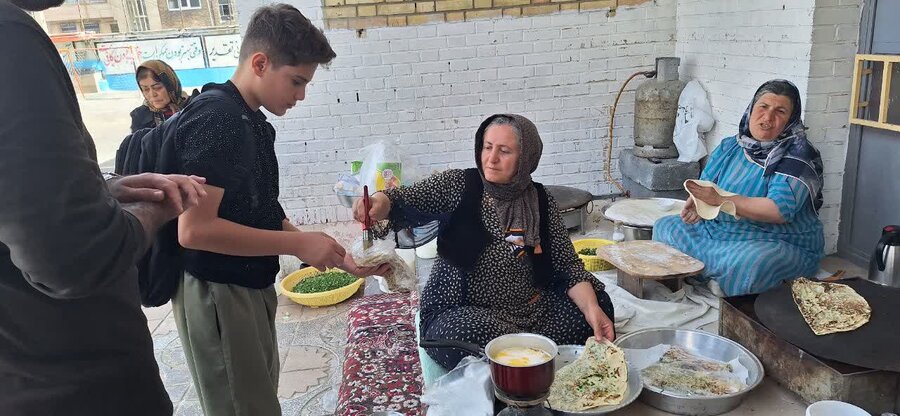 پخت نان محلی توسط گروه همیار در مدارس کامیاران
