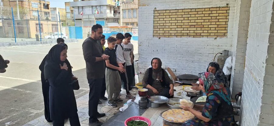 پخت نان محلی توسط گروه همیار در مدارس کامیاران