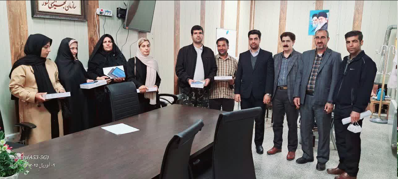 نهاوند/ تبلت های اهدایی سازمان بهزیستی به خانواده های مددجویان واجدشرایط تحویل شد