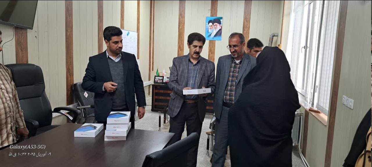 نهاوند/ تبلت های اهدایی سازمان بهزیستی به خانواده های مددجویان واجدشرایط تحویل شد