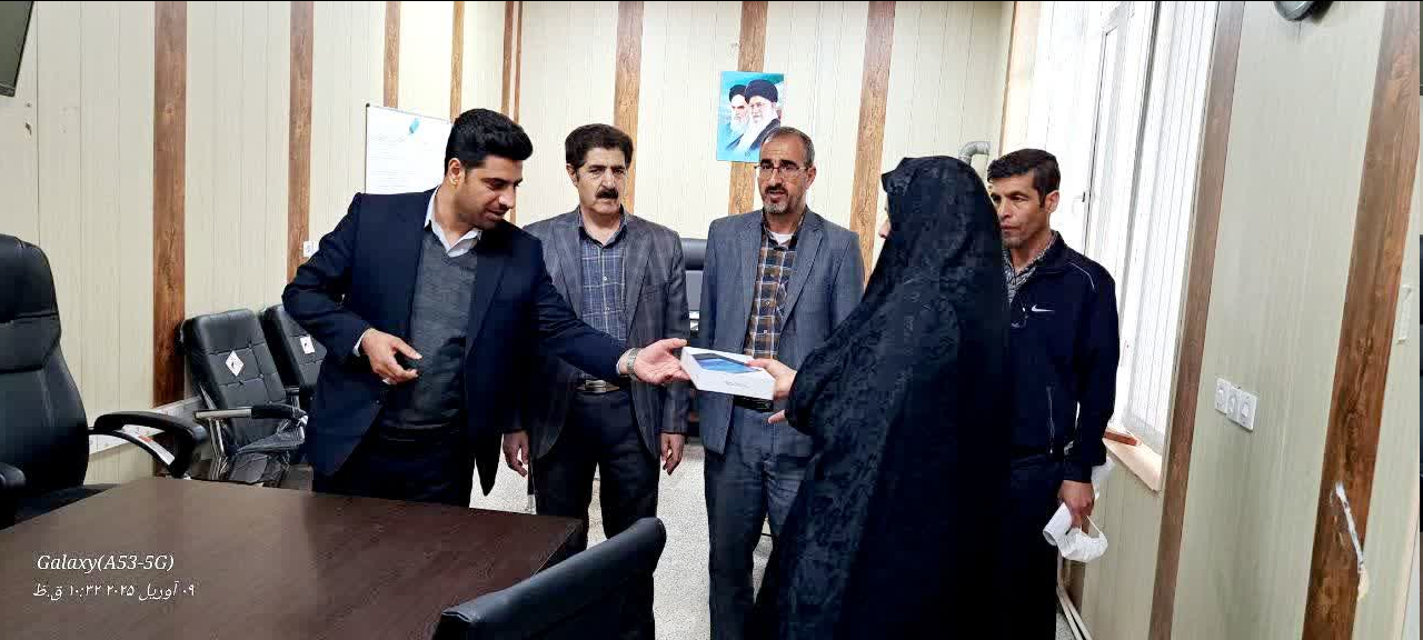 نهاوند/ تبلت های اهدایی سازمان بهزیستی به خانواده های مددجویان واجدشرایط تحویل شد