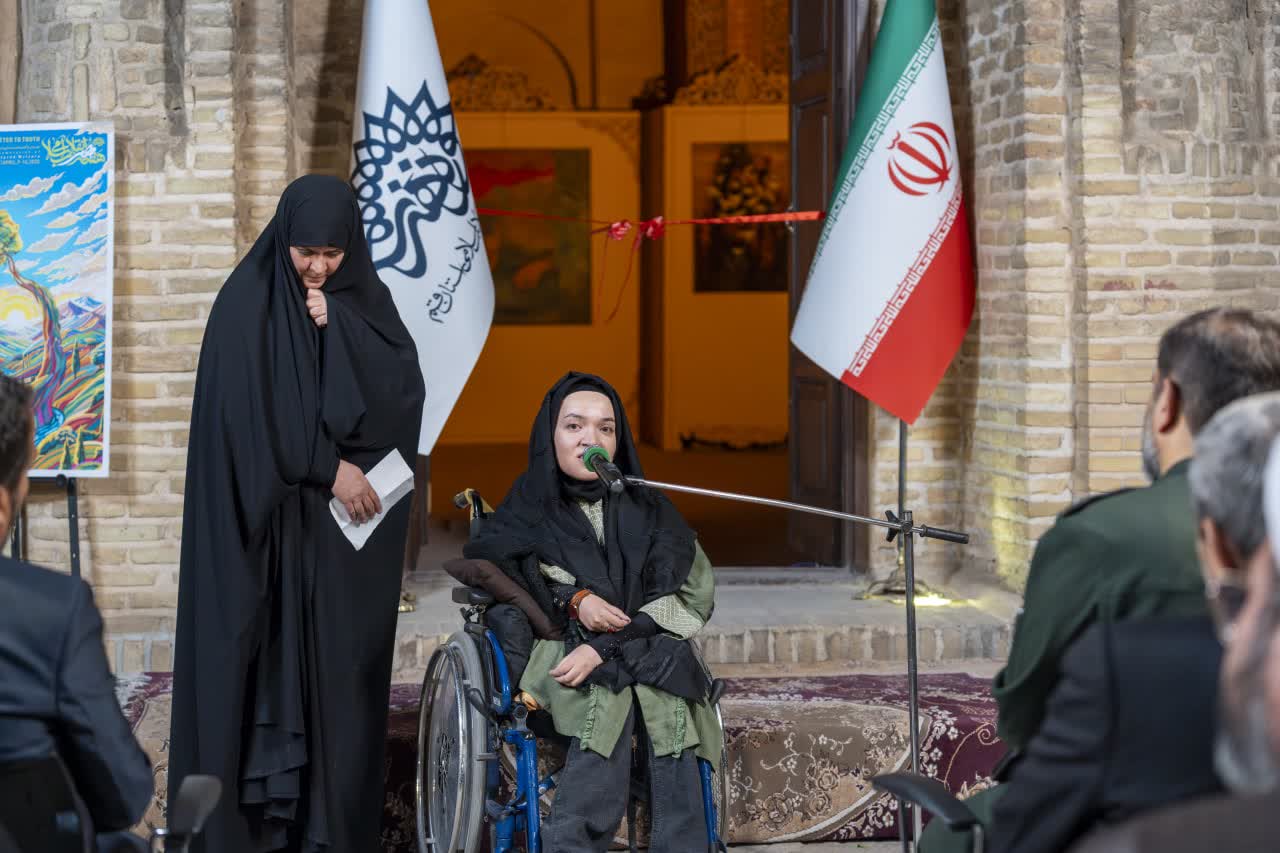 فاطمه عارف نژاد هنرمند معلول به عنوان چهره سال هنر انقلاب استان قم معرفی شد