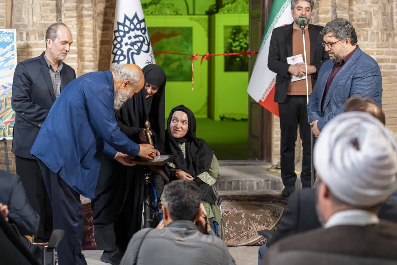 فاطمه عارف نژاد هنرمند معلول به عنوان چهره سال هنر انقلاب استان قم معرفی شد