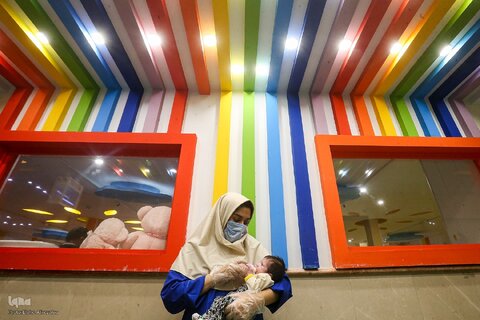 اینجا انسان‌ها با یک نگاه پدر و مادر می‌شوند
