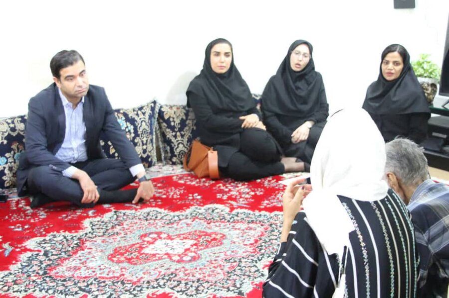 بندرعباس| دیدار سرپرست بهزیستی بندرعباس با خانواده دارای چند عضو معلول