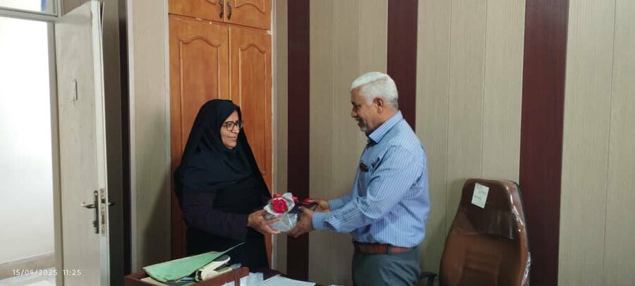 رودان| تجلیل رئیس اداره بهزیستی شهرستان رودان از کارکنان حوزه مالی 