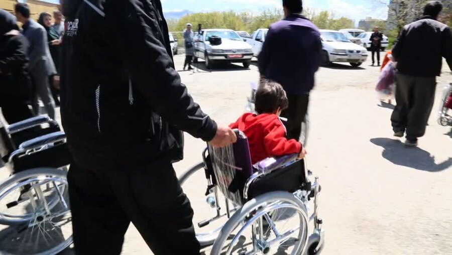 اهدای ۵۰ ویلچر به کودکان تحت پوشش بهزیستی کردستان در قالب پویش «انرژی می‌رسونم»