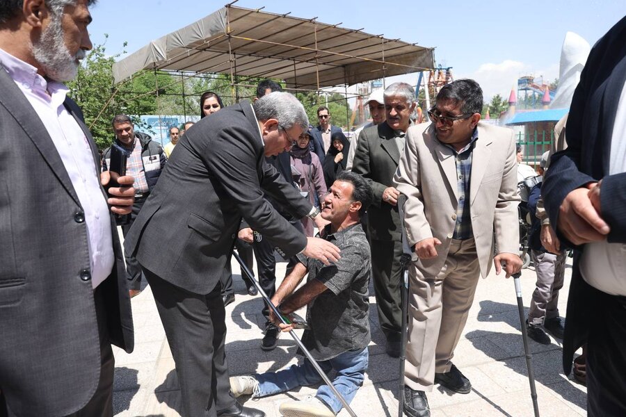 نشستی صمیمی در دل پارک؛ رئیس سازمان بهزیستی پای صحبت افراد دارای معلولیت نشست
