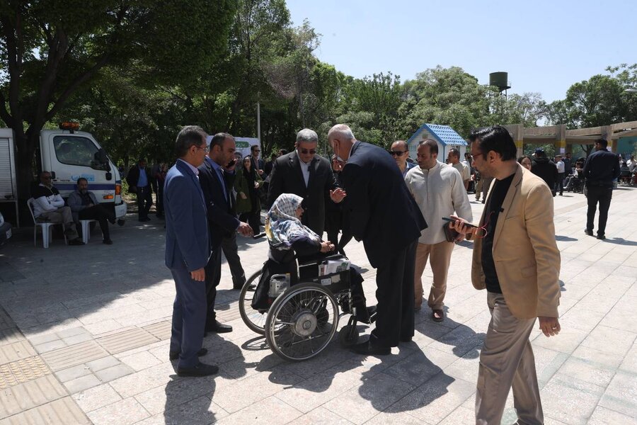 رئیس سازمان بهزیستی پای صحبت افراد دارای معلولیت نشست