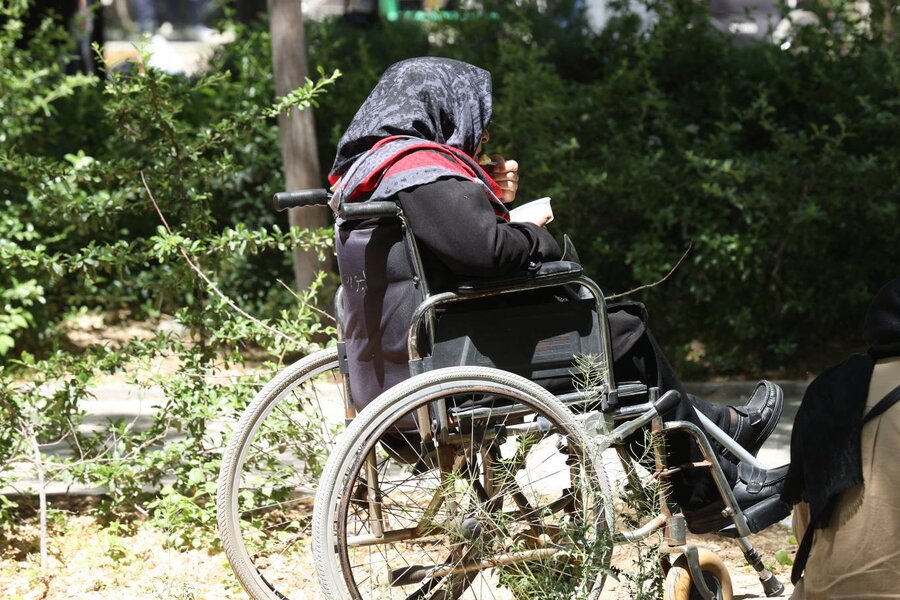 رئیس سازمان بهزیستی پای صحبت افراد دارای معلولیت نشست