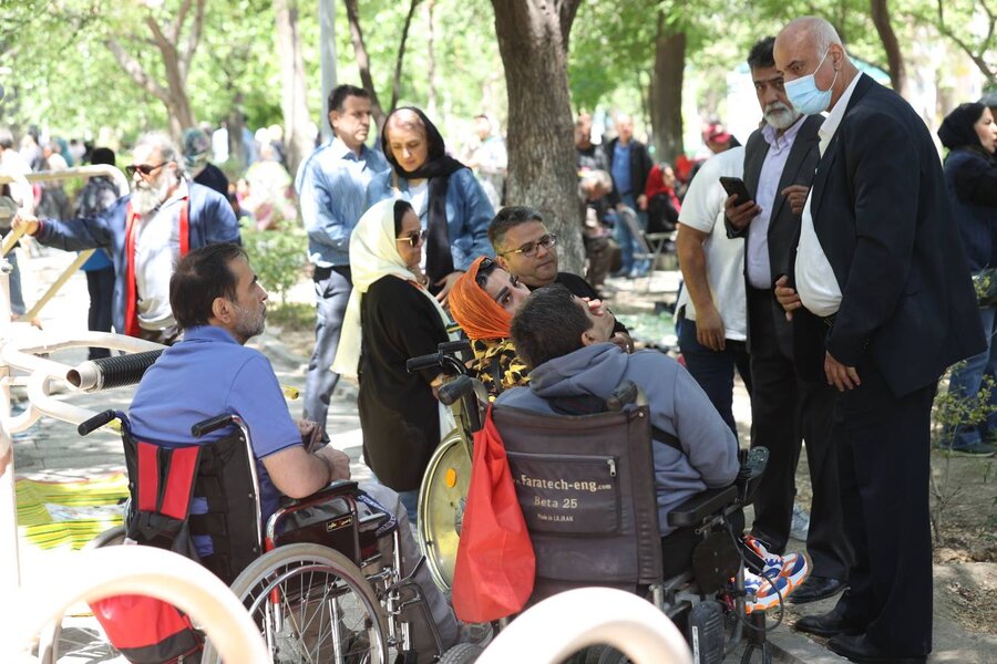 رئیس سازمان بهزیستی پای صحبت افراد دارای معلولیت نشست