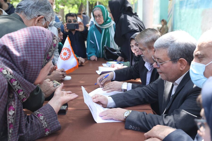 رئیس سازمان بهزیستی پای صحبت افراد دارای معلولیت نشست