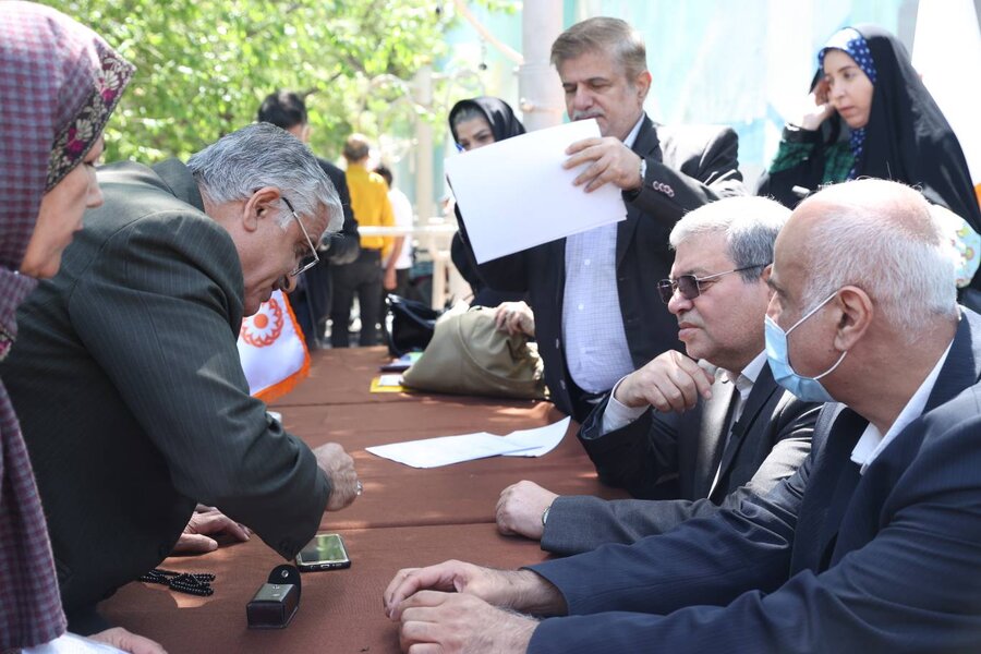رئیس سازمان بهزیستی پای صحبت افراد دارای معلولیت نشست