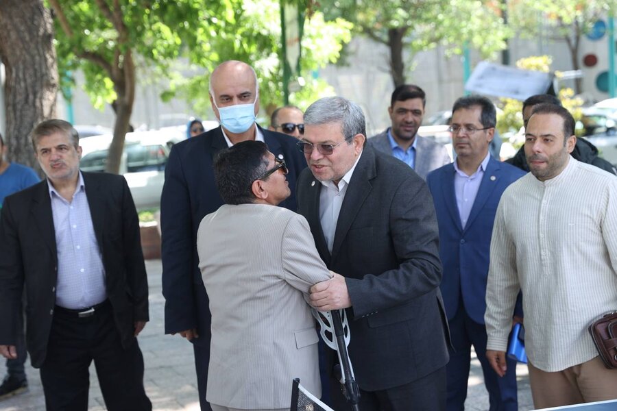 رئیس سازمان بهزیستی پای صحبت افراد دارای معلولیت نشست