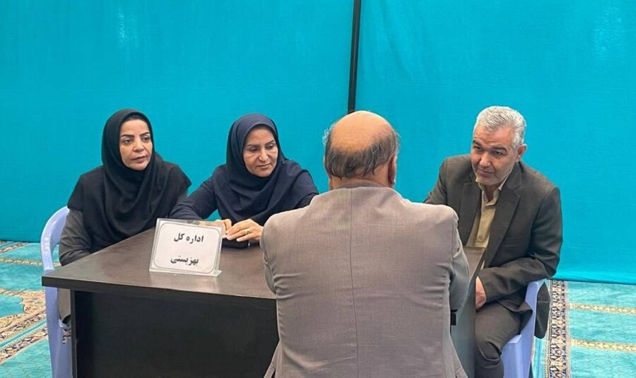 حضور رئیس بهزیستی ارومیه در میز خدمت مصلی امام خمینی(ره) ؛ فرصتی برای ارتباط بی‌واسطه مردم و مسئولان