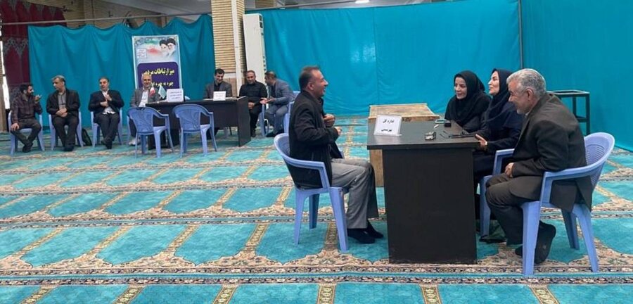 حضور رئیس بهزیستی ارومیه در میز خدمت مصلی امام خمینی(ره) ؛ فرصتی برای ارتباط بی‌واسطه مردم و مسئولان