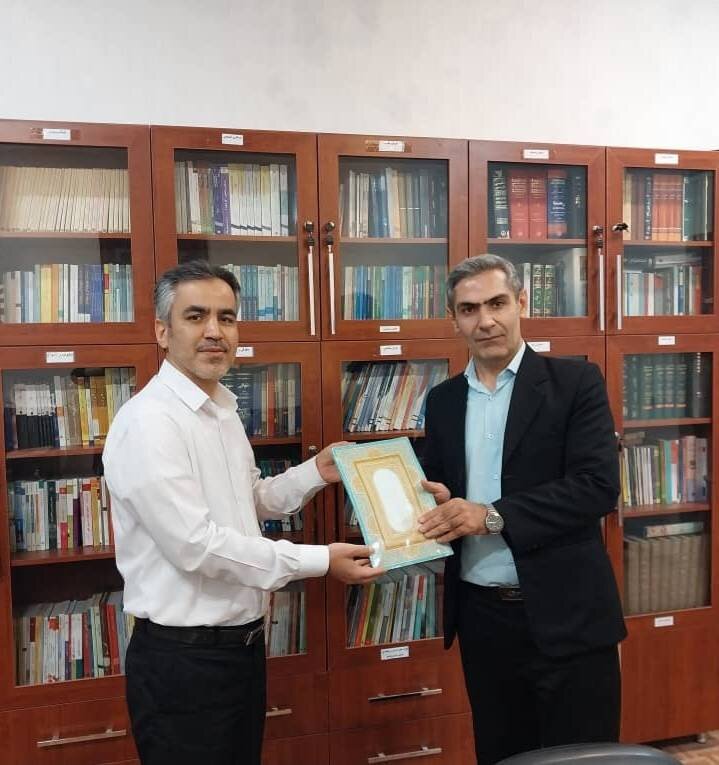 شهرستان تهران | تقدیر سرپرست مرکز شهید نواب صفوی از مؤلف کتاب غلبه بر کمال گرایی