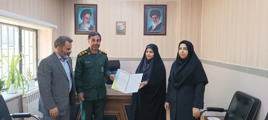 اهداء حکم فرمانده پایگاه بسیج رئیس بهزیستی شاهین دژ اهداء حکم فرمانده پایگاه بسیج رئیس بهزیستی شاهین دژ