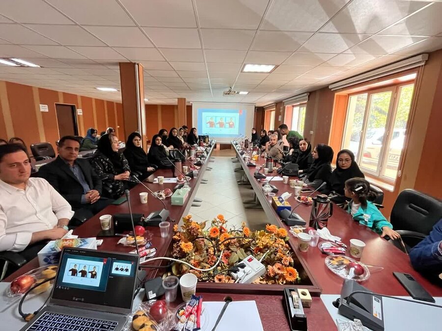 برگزاری دوره آموزشی آشنایی با زبان اشاره برای رابطین ناشنوایان در کردستان
