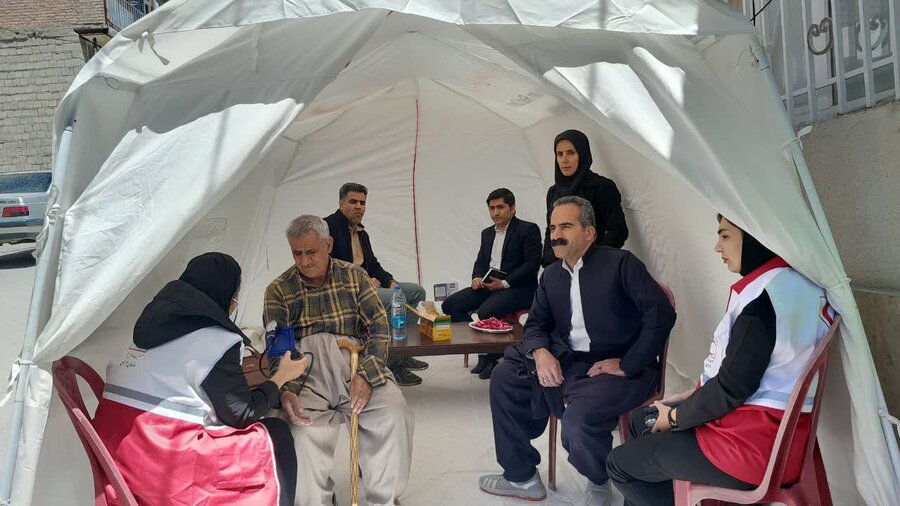 دیواندره | حضور کارشناسان اورژانس اجتماعی و پیشگیری اداره بهزیستی در برنامه هلال احمر