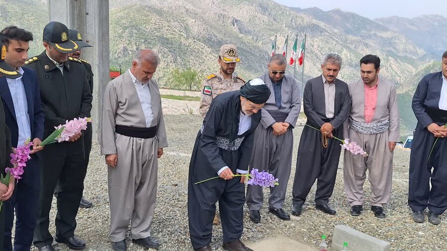 سروآباد | حضور پرسنل اداره بهزیستی در مراسم غباررویی و عطر افشانی مزار شهید گمنام