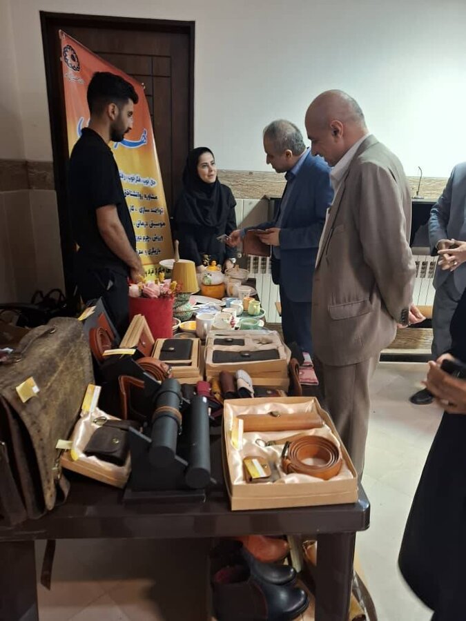 آستانه اشرفیه | برپایی نمایشگاه صنایع دستی کارگاه حمایتی توانیابان مهرجهان در دادگستری این شهرستان