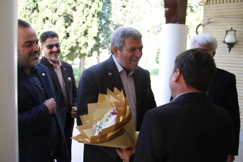 معاون وزیر و رئیس سازمان بهزیستی کشور صبح جمعه 5 اردیبهشت ماه با استقبال مسئولان استان وارد شیراز شد
