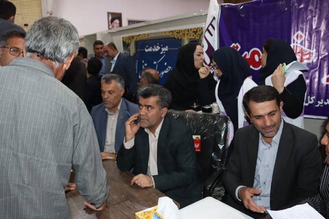 پاسخگویی مدیرکل بهزیستی خوزستان به درخواست‌های مردمی در میز خدمت مصلی نماز جمعه ایذه