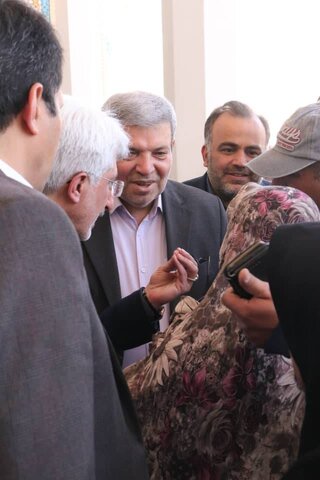 حضور معاون وزیر و رئیس سازمان بهزیستی کشور در میز ارتباطات مردمی دستگاه های زیرمجموعه وزرات تعاون کار و رفاه اجتماعی حرم مطهر حضرت شاهچراغ (ع)