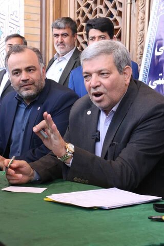 حضور معاون وزیر و رئیس سازمان بهزیستی کشور در میز ارتباطات مردمی دستگاه های زیرمجموعه وزرات تعاون کار و رفاه اجتماعی حرم مطهر حضرت شاهچراغ (ع)