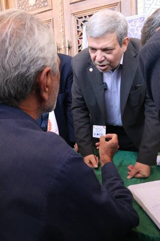 حضور معاون وزیر و رئیس سازمان بهزیستی کشور در میز ارتباطات مردمی دستگاه های زیرمجموعه وزرات تعاون کار و رفاه اجتماعی حرم مطهر حضرت شاهچراغ (ع)